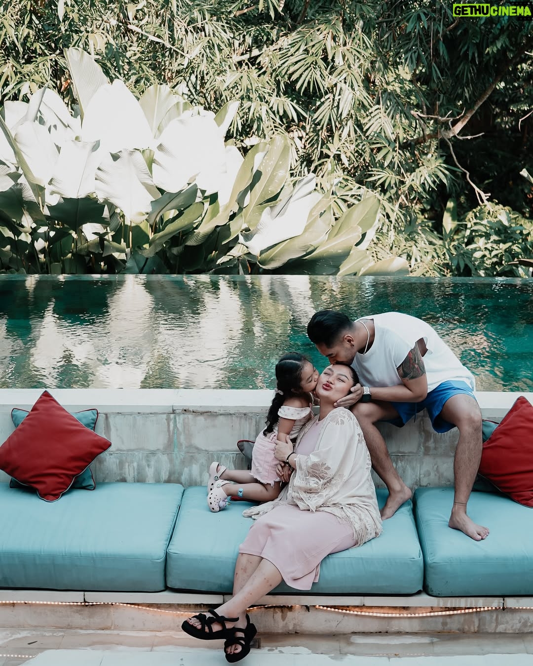 Siti Badriah - 138.5K Likes - Akhirnya ngerengek pengen holidey dikabulin juga. meskipun dibulan puasa, dan biduanya masih budugan sebadan badan š.. ā¤ļø u suamikuu