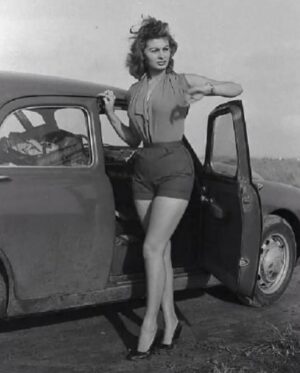 Sloboda Mićalović Instagram - ZENA💋🍸

Ko jos zeli/zali za  ovakvom lepotom?!
#sophialoren 💋🍸