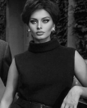 Sloboda Mićalović Instagram - ZENA💋🍸

Ko jos zeli/zali za  ovakvom lepotom?!
#sophialoren 💋🍸