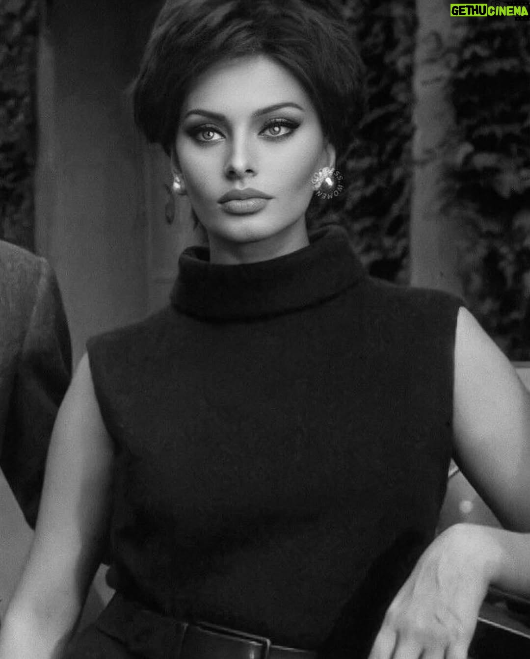 Sloboda Mićalović - 21.8K Likes - ZENA💋🍸
Ko jos zeli/zali za ovakvom lepotom?!
#sophialoren 💋🍸