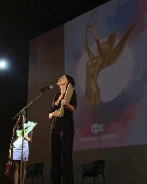 Sloboda Mićalović Instagram - Hvala @anjuta_mandic @jelenabajicjocic @contrast.studios 
Divan je osecaj naci se u ekipi ljudi koji su dobili nagradu 
Milorad Mandic Manda🍀🫶🏼

Hvala najdivnijoj publici👏

I jedno veliko bravo za @andrijamilosevic_official @_njezz_ @petarbencina 🍀

Vidimo se sledece godine 🫶🏼