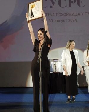 Sloboda Mićalović Instagram - Hvala @anjuta_mandic @jelenabajicjocic @contrast.studios 
Divan je osecaj naci se u ekipi ljudi koji su dobili nagradu 
Milorad Mandic Manda🍀🫶🏼

Hvala najdivnijoj publici👏

I jedno veliko bravo za @andrijamilosevic_official @_njezz_ @petarbencina 🍀

Vidimo se sledece godine 🫶🏼
