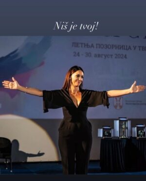 Sloboda Mićalović Instagram - Hvala @anjuta_mandic @jelenabajicjocic @contrast.studios 
Divan je osecaj naci se u ekipi ljudi koji su dobili nagradu 
Milorad Mandic Manda🍀🫶🏼

Hvala najdivnijoj publici👏

I jedno veliko bravo za @andrijamilosevic_official @_njezz_ @petarbencina 🍀

Vidimo se sledece godine 🫶🏼