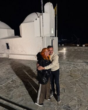 Smaragda Karydi Instagram - Εδώ τρώμε τον ωραιότερο μπακαλιάρο στην Ελλάδα … 
πάντα σε συνεργασία😎 Χρόνια μας πολλα 🇬🇷
 @ykapoutzidis  @skotadis