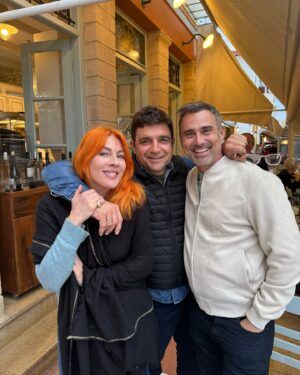 Smaragda Karydi Instagram - Εδώ τρώμε τον ωραιότερο μπακαλιάρο στην Ελλάδα … 
πάντα σε συνεργασία😎 Χρόνια μας πολλα 🇬🇷
 @ykapoutzidis  @skotadis