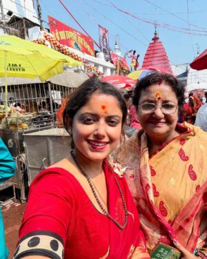 Sneha Paul Instagram - Bholenath Baba Baidyanath dham; Deoghar me mahadev ke chanon me main apne mathathaka 🙏🏼 aur maa,baba kei sath.🙏🏼

Bohat Jald sabhi 12 jyotirling ke darshan aur abhishek ka saubhagya mile, bas yahi dil hai.🙏🏼 
Har har Bhole 🔱📿

#bababaidyanathdham #harharbhola #harharmahadev #bholenath #mahadev #jyotirling