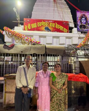 Sneha Paul Instagram - Bholenath Baba Baidyanath dham; Deoghar me mahadev ke chanon me main apne mathathaka 🙏🏼 aur maa,baba kei sath.🙏🏼

Bohat Jald sabhi 12 jyotirling ke darshan aur abhishek ka saubhagya mile, bas yahi dil hai.🙏🏼 
Har har Bhole 🔱📿

#bababaidyanathdham #harharbhola #harharmahadev #bholenath #mahadev #jyotirling