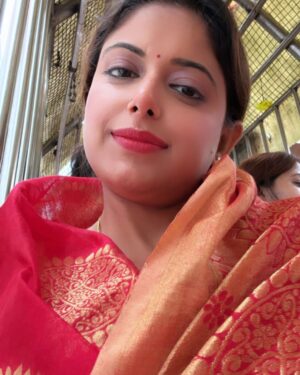 Sneha Paul Instagram - Bholenath Baba Baidyanath dham; Deoghar me mahadev ke chanon me main apne mathathaka 🙏🏼 aur maa,baba kei sath.🙏🏼

Bohat Jald sabhi 12 jyotirling ke darshan aur abhishek ka saubhagya mile, bas yahi dil hai.🙏🏼 
Har har Bhole 🔱📿

#bababaidyanathdham #harharbhola #harharmahadev #bholenath #mahadev #jyotirling