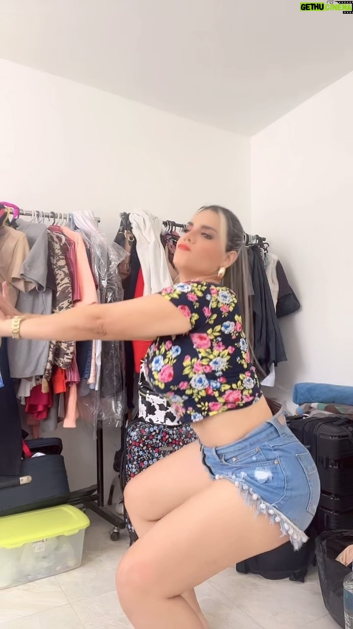 Sofia Caiche - 58.8K Likes - En pie desde la 5am activada para un dĆa largo de grabación y radio ššš„°šš»āļø #LosDeAlado estreno #16Octubre š¬šŗ
Maravillosa semana corta de trabajo š