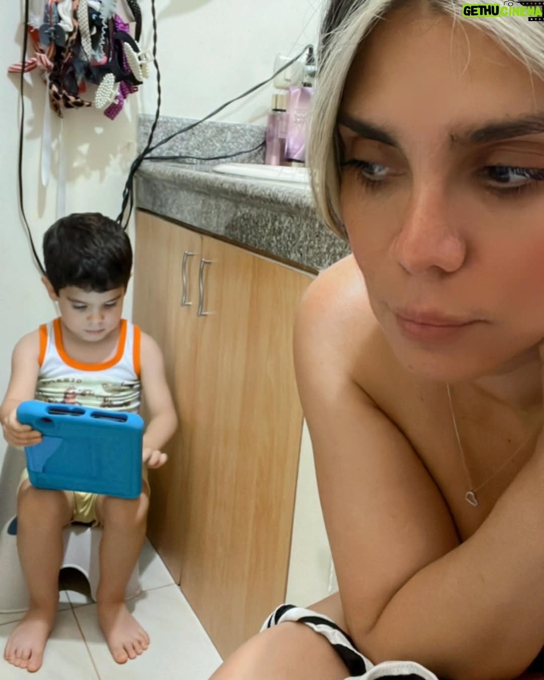 Sofia Caiche - 25.3K Likes - Mi publicación más personal 🫣, pero desde que salió del hospital se ha vuelto más chicle conmigo 🥹♥️, no puedo ni estar tranquila en el baño 🤐!!
Solo deseaba un ratito estar a solas, en mi intimidad 🚽 poniendo mi mente en blanco por un momento 😢.
No pensé que a mis 43 años me iba a sentir tan cansada, no física pero sí mental y de energía 😮💨
Algún consejo que me puedan dar para esta etapa! (OJO, lo amo demasiado, pero últimamente siento que no me deja respirar) 🥹😅
Por cierto MAÑANA o sea sábado estaré en Portoviejo en activación 🥰, nos vemos 😘