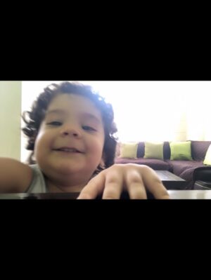 Sofia Caiche Instagram - Buenos días 😃, a esta hora, el 22 de Agosto del 2020 me llevaban de emergencia al quirófano para realizarme cesárea por pérdida total del (líquido amniótico). 

Mi baby Savash nació de 32 semanas pesando solo 900 gramos, su estado estaba crítico y me daban pocas probabilidades de vida. (Nació con neumonía congénita). 

Pero Dios es grande y tan maravilloso, que fuera de todo pronóstico, me lo devolvió a los 28 días de estar en UCIN…. SANO 🙏❤️😍. 
HOY CELEBRO LA VIDA de mi príncipe 👶🏻 sus 2 añitos 🎉🎂🎊 mi Chucky 🤣

#Cumpleañero 🍼🍭
