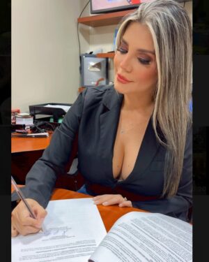 Sofia Caiche Instagram - Oficialmente soy parte de la nueva serie de @tctelevision ❤️🗒️✍🏻🎬🎥

Dio mío no sé cómo voy hacer con los tiempos 😅 radio, Podcast, serie, eventos y contenidos en redes jijiji es tiempo de vacas gordas !! Así que ….. quien dijo miedo aaaaaaaaaah 😍🥳🙏 #GraciasMiDios 🙏