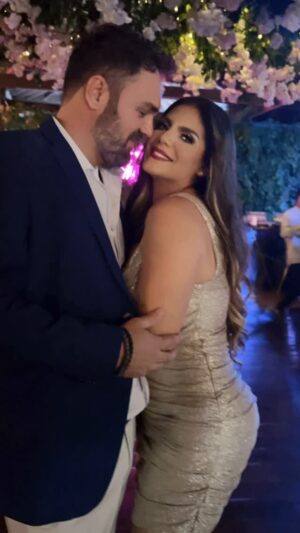 Sofia Caiche Instagram - Agradecida con papá Dios por enviarte a mi vida 😍 te amo muchísimo, gracias por ser un papá increíble, acolitador, amoroso y cuidador 🙏, gracias por ser mi amigo, mi confidente, mi esposo y amante ❤️
6 años juntos parece mentira, siento como que han pasado solo 6 horas 😛, me llenas en todo, le pones un balance a mi vida, gracias por aguantar mi intensidad 😌 por amarme con miles de errores y virtudes. 

No puedo dejar de pasar este día hermoso, 17 de Abril un año más de vida, 43 añitos 🎂, estamos envejeciendo juntito 👩‍❤️‍👨 

FELIZ CUMPLEAÑOS esposo mío 🥂 me tienes ENGUIPIDA 🤣😈

Gracias por el arreglo sorpresa @ameriquita17 😍
