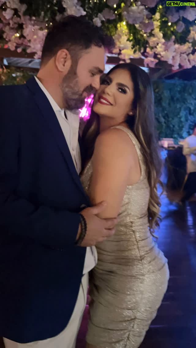 Sofia Caiche - 19.8K Likes - Agradecida con papĆ” Dios por enviarte a mi vida š te amo muchĆsimo, gracias por ser un papĆ” increĆble, acolitador, amoroso y cuidador š, gracias por ser mi amigo, mi confidente, mi esposo y amante ā¤ļø
6 aƱos juntos parece mentira, siento como que han pasado solo 6 horas š, me llenas en todo, le pones un balance a mi vida, gracias por aguantar mi intensidad š por amarme con miles de errores y virtudes.
No puedo dejar de pasar este dĆa hermoso, 17 de Abril un aƱo mĆ”s de vida, 43 aƱitos š, estamos envejeciendo juntito š©āā¤ļøāšØ
FELIZ CUMPLEAĆOS esposo mĆo š„ me tienes ENGUIPIDA š¤£š
Gracias por el arreglo sorpresa @ameriquita17 š