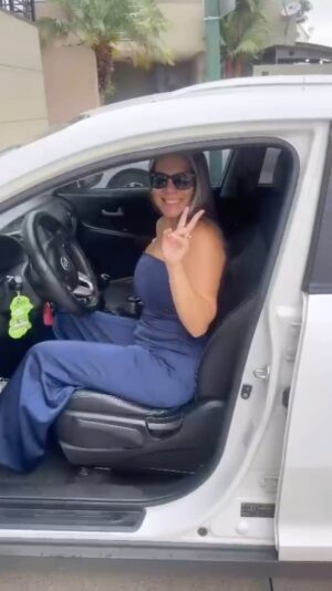 Sofia Caiche Instagram - Y así inició desde tempranito este día hermoso de cumpleaños #44 😍😛🎂 rumbo a la radio 😎

 🚨🚨 INPORTANTE 🚨🚨

No me pidan que cambie !! No puedo jajajaja 🥳😎😜😈 27/12/1980 💫✨🌈