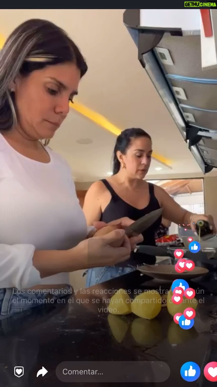 Sofia Caiche - 14.5K Likes - AquĆ estĆ” un extracto mĆ”s amplio del en vivo que realice en mi Facebook el dĆa viernes!! (En mi Face #sofiacaicheromero āļøestĆ” colgado)
BASTA a las pƔginas de farƔndula que sacan de contexto y se inventan polƩmica donde NO LAS HAY
En ningĆŗn momento nos hemos burlado o hablado MAL DE NADIEā¦. Mientras que Flor y Yo cocinĆ”bamos se conversaba de todo, estĆ”bamos mostrando lo que realizĆ”bamos ( en joda) y en un momento Flor INVITĆ a la gente QUE VAYAN AL TEATRO donde mencionó VARIAS OBRAS que se estĆ”n presentando en algunos escenarios.
David de una manera JOCOSA estaba jugando haciendo caras y eso me causaba a MĆ risa, yo me estaba riendo de ĆL , mientras Flor hablaba, mĆ”s NADA .
AsĆ que POR FAVOR paren y no se inventen nada! El SOL SALE PARA TODOS y como siempre lo he dicho y lo he pedido, āVAYAN AL TEATROā apoyen a los artistas, disfruten de las distintas obras, shows, etc que se estĆ” ofreciendo para TODO TIPO DE PĆBLICO.
NOOO me busquen porque no hay polƩmica y NO me voy a prestar para el mismo!
Gracias por tomarse el tiempo de leer š«¶š», se los quiere š„°š