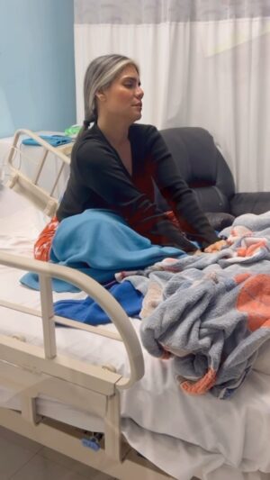 Sofia Caiche Instagram - Seguimos con esta triste historia 😭

1.- Quería salir a jugar y como era tarde ya tenía que dormir, no quería entro en modo HISTERIA 😤

2.- por la histeria le dio ataque de tos y vomitó todo el remedio que le habían dado más la teta de 5 onzas. 

3.- se le cambió de ropa y en el forcejeo de la histeria se daño la vía 

4.- como está en tratamiento tiene que estar 78 horas con la medicación para que le den de alta. 

En conclusión, ya mismo lo vuelven a pinchar en el otro brazo para que termine la medicación hasta el domingo y puedan darle de alta !!! Si no termina el tratamiento vía suero puede recaer 😖

11:30 PM 🤐
#ToyCansada