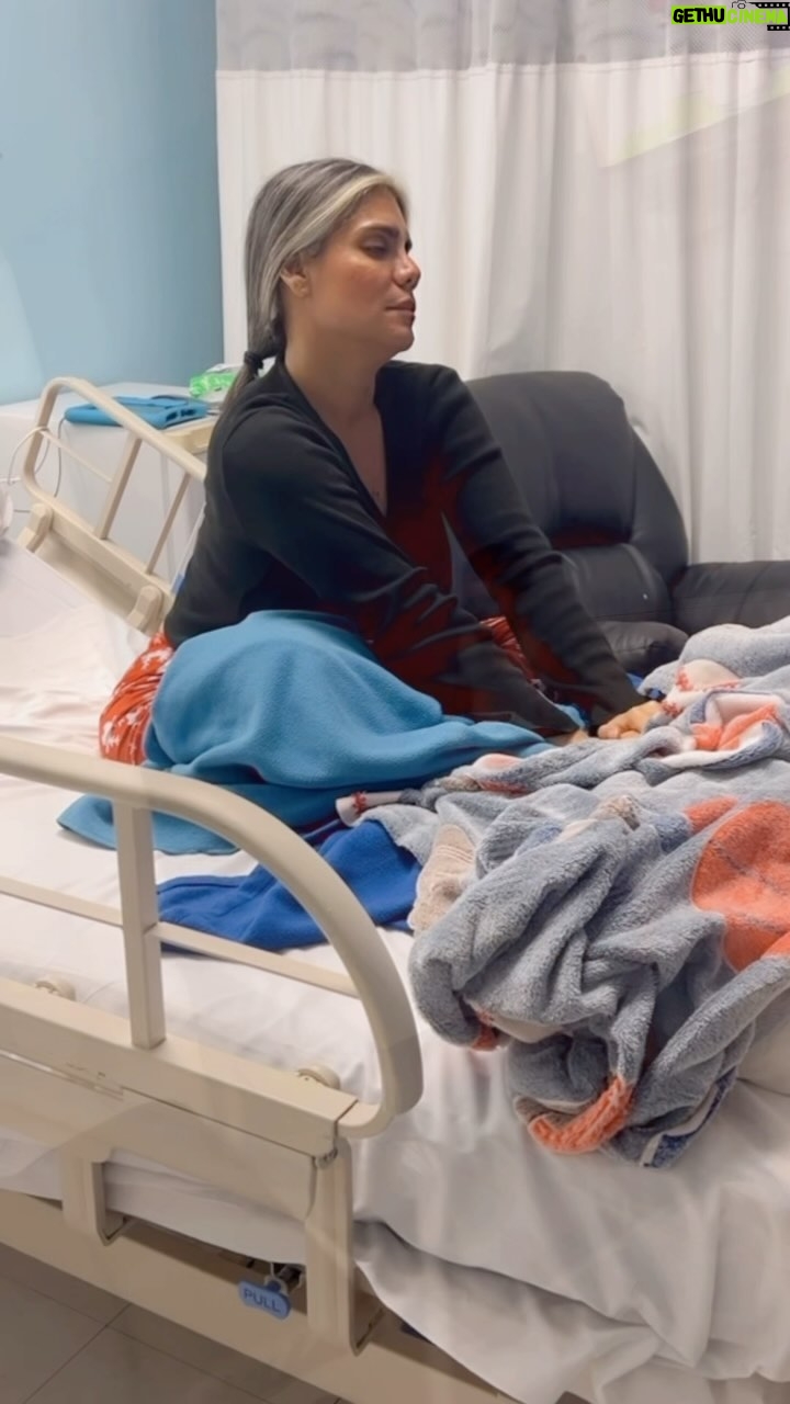Sofia Caiche - 24K Likes - Seguimos con esta triste historia š
1.- QuerĆa salir a jugar y como era tarde ya tenĆa que dormir, no querĆa entro en modo HISTERIA š¤
2.- por la histeria le dio ataque de tos y vomitó todo el remedio que le habĆan dado mĆ”s la teta de 5 onzas.
3.- se le cambió de ropa y en el forcejeo de la histeria se daƱo la vĆa
4.- como estÔ en tratamiento tiene que estar 78 horas con la medicación para que le den de alta.
En conclusión, ya mismo lo vuelven a pinchar en el otro brazo para que termine la medicación hasta el domingo y puedan darle de alta !!! Si no termina el tratamiento vĆa suero puede recaer š
11:30 PM š¤
#ToyCansada