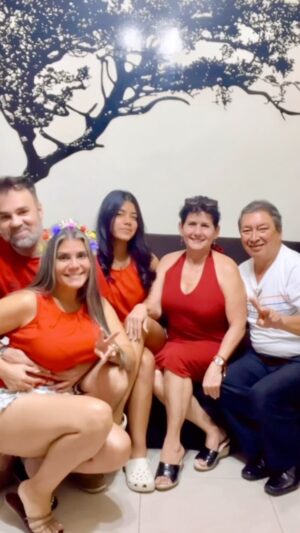 Sofia Caiche Instagram - No somos una familia perfecta 🤣!! Pero somos unida y felices 😝🥰 #FelizNavidad #Familia #BotevCaicheRomeroMartillo ❤️