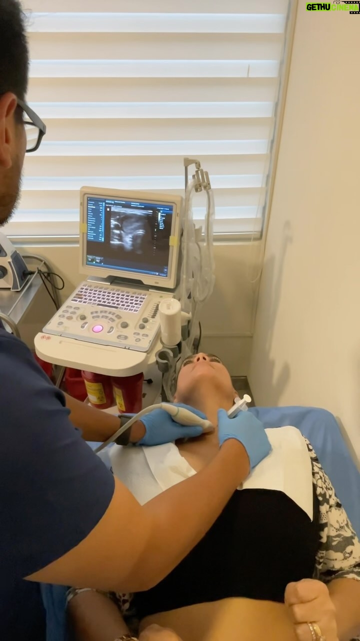 Sofia Caiche - 16.3K Likes - Segunda biopsia a los 2 meses y medio, siguiendo el protocolo de la Tiroide, gracias a Dios me volvió a salir nódulo benigno ( sigue midiendo 3 centĆmetros, no ha crecido)š, ahora tengo 2 salidas, monitorearlo cada 6 meses o realizarme la āAblaciónā (quemar el tumor) pero cuesta un ojo de la cara š y esto NO lo cubre el IESS , peor aĆŗn NO hay especialista, no hay citas (oh que raro š) por ende tengo que seguir realizĆ”ndome todo por consulta particular.
Dentro de todo le doy gracias a Dios que estoy sana š seguirĆ© en pie trabajando con muchas ganas y siempre con mente positiva šš«¶š»šŖš»
GRACIAS por sus lindos mensajes ā¤ļø hay #LaCaiche para rato šš