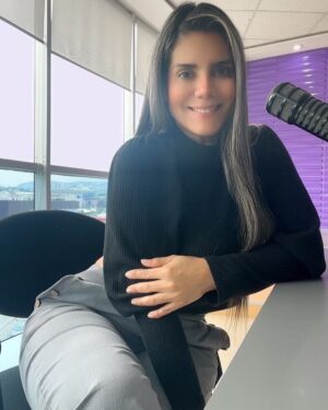 Sofia Caiche Instagram - A veces no me importa ni mi opinión, ahora imagínate la tuya !! 🤭😋🤣
Att #LaVulgar 😎🤫

De qué parte del país me escuchas? 🎤 #QchichaQuieres #LaOtraFm 📻🥰
