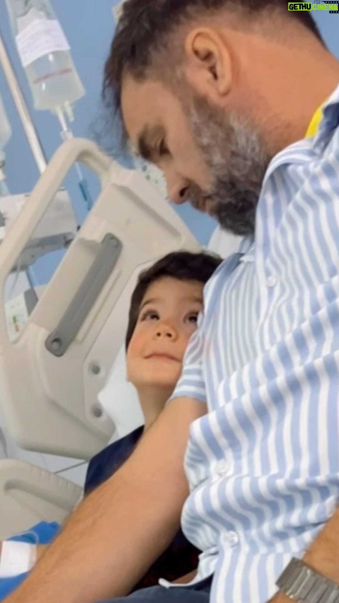 Sofia Caiche - 38.2K Likes - Este mes de Abril ha sido muy duro para nosotros en todos los sentidos šŖ, como les he comentado, el hecho que no demuestre mis problemas o lĆ”grimas en una red social, signifique que todo es perfecto en nuestras vidas, deudas, gastos y para agudizar este mes, mi bebĆ© se nos enferma š, pero gracias a Dios esto nos hace mĆ”s fuerte como familia š.
Tres madrugadas seguidas sin dormir por fiebre constante de baby #Savash
Hoy muy temprano decidimos internarlo para que toda medicación sea por vĆa intravenosa, no come nada, tiene una fuerte infección en la garganta - pus (amigdalitis) que hay que tratarlo con medicación fuerte para que no se me descompensĆ©, en 3 dĆas que ha pasado se adelgazo mucho, la fiebre aparece cada 4 horas, me pone nerviosa y ansiosa š.
AquĆ estaremos por unos dĆas, hasta que mi bebĆ© ya pueda ingerir lĆquidos, porque le duele al tragar š¢.
Papi y mami juntos siempre ā¤ļøš