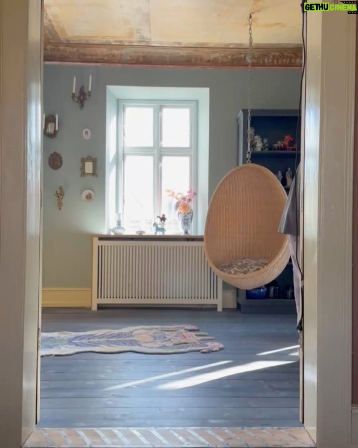 Sofie Linde - 36.1K Likes - Reklame // @montanafurniture • Vores lille design-duo har udvidet vennekredsen 🫶🏼 Vi har lavet en lille kollektion med selveste @montanafurniture ❣️Og ærligt; Det er vi så kolossalt stolte over 🔥 Opgaven lød; 6 Montana ikon-møbler. Alle flader i forskellige farver. Nu er de færdige - og i vores egen selvfede optik, så synes vi, at de er blevet super flotte ♥️ Det har været en kæmpe oplevelse at arbejde sammen med Montana’s dygtige team, og vi har virkelig elsket det!
Vi håber sådan, at I vil tage godt imod det♥️
💋 KIM•POP
~ se link i bio 🐝