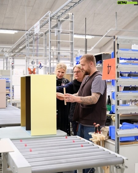 Sofie Linde - 36.1K Likes - Reklame // @montanafurniture • Vores lille design-duo har udvidet vennekredsen 🫶🏼 Vi har lavet en lille kollektion med selveste @montanafurniture ❣️Og ærligt; Det er vi så kolossalt stolte over 🔥 Opgaven lød; 6 Montana ikon-møbler. Alle flader i forskellige farver. Nu er de færdige - og i vores egen selvfede optik, så synes vi, at de er blevet super flotte ♥️ Det har været en kæmpe oplevelse at arbejde sammen med Montana’s dygtige team, og vi har virkelig elsket det!
Vi håber sådan, at I vil tage godt imod det♥️
💋 KIM•POP
~ se link i bio 🐝