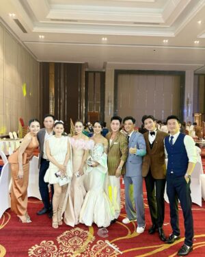 Sokun Nisa Instagram - ផុសក្រោយគេបន្តិចហេីយព្រោះទេីបបានរូប​ ជូនពរប្អូនស្រី​ @sopheakkosoma នឹងស្វាមីមានសុភមង្គល​ ត្រជាក់ត្រជុំ​ រីករាយ​ រីកចម្រេីនតទៅមុខរហូតចាស់ព្រឹទ្ធចាស់ព្រេង​ 🎉🎉🎉🎉💖💖💖💖😍😍😍