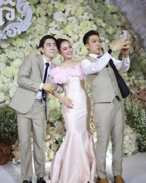 Sokun Nisa Instagram - ផុសក្រោយគេបន្តិចហេីយព្រោះទេីបបានរូប​ ជូនពរប្អូនស្រី​ @sopheakkosoma នឹងស្វាមីមានសុភមង្គល​ ត្រជាក់ត្រជុំ​ រីករាយ​ រីកចម្រេីនតទៅមុខរហូតចាស់ព្រឹទ្ធចាស់ព្រេង​ 🎉🎉🎉🎉💖💖💖💖😍😍😍