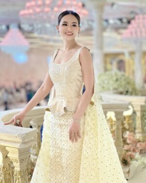 Sokun Nisa Instagram - អាពាហ៍ពិពាហ៍ដ៏ធំជាងគេប្រចាំឆ្នាំ២០២៤​ ទិដ្ឋភាពស្រស់ស្អាតដូចឋានសួគ៌​💛💛
#ឆ្នៃម៉ូតសម្លៀកបំពាក់ដ៏សែនស្អាតដោយសុធានីកាត់ដេរ
#ផាត់មុខដោយលុចសាឡន
#ចេវMusicBand