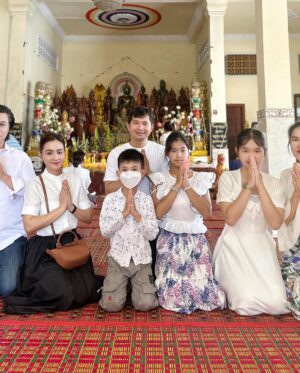 Sokun Nisa Instagram - អនុមោទនា​ #បិណ្ឌទី៤​  ជូនបុណ្យបងប្អូនទាំងអស់គ្នាផង🙏🙏🙏 #Sokunnisa_Family 🩷😍🌷🙏🏻🙏🏻🙏🏻