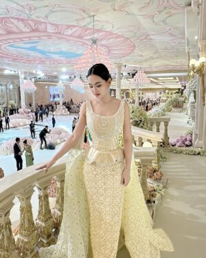 Sokun Nisa Instagram - អាពាហ៍ពិពាហ៍ដ៏ធំជាងគេប្រចាំឆ្នាំ២០២៤​ ទិដ្ឋភាពស្រស់ស្អាតដូចឋានសួគ៌​💛💛
#ឆ្នៃម៉ូតសម្លៀកបំពាក់ដ៏សែនស្អាតដោយសុធានីកាត់ដេរ
#ផាត់មុខដោយលុចសាឡន
#ចេវMusicBand