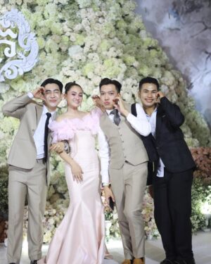 Sokun Nisa Instagram - ផុសក្រោយគេបន្តិចហេីយព្រោះទេីបបានរូប​ ជូនពរប្អូនស្រី​ @sopheakkosoma នឹងស្វាមីមានសុភមង្គល​ ត្រជាក់ត្រជុំ​ រីករាយ​ រីកចម្រេីនតទៅមុខរហូតចាស់ព្រឹទ្ធចាស់ព្រេង​ 🎉🎉🎉🎉💖💖💖💖😍😍😍