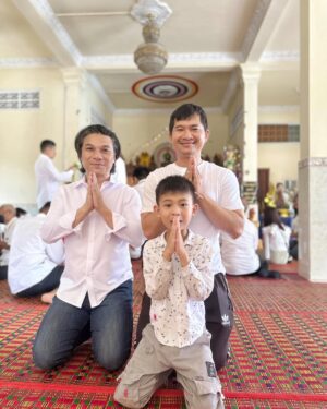 Sokun Nisa Instagram - អនុមោទនា​ #បិណ្ឌទី៤​  ជូនបុណ្យបងប្អូនទាំងអស់គ្នាផង🙏🙏🙏 #Sokunnisa_Family 🩷😍🌷🙏🏻🙏🏻🙏🏻