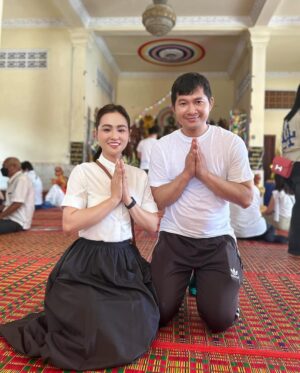 Sokun Nisa Instagram - អនុមោទនា​ #បិណ្ឌទី៤​  ជូនបុណ្យបងប្អូនទាំងអស់គ្នាផង🙏🙏🙏 #Sokunnisa_Family 🩷😍🌷🙏🏻🙏🏻🙏🏻