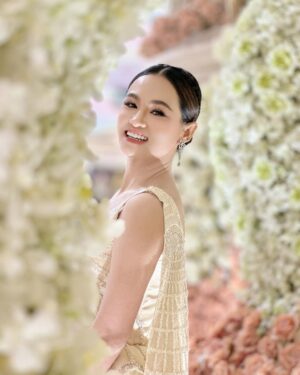Sokun Nisa Instagram - អាពាហ៍ពិពាហ៍ដ៏ធំជាងគេប្រចាំឆ្នាំ២០២៤​ ទិដ្ឋភាពស្រស់ស្អាតដូចឋានសួគ៌​💛💛
#ឆ្នៃម៉ូតសម្លៀកបំពាក់ដ៏សែនស្អាតដោយសុធានីកាត់ដេរ
#ផាត់មុខដោយលុចសាឡន
#ចេវMusicBand