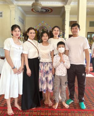 Sokun Nisa Instagram - អនុមោទនា​ #បិណ្ឌទី៤​  ជូនបុណ្យបងប្អូនទាំងអស់គ្នាផង🙏🙏🙏 #Sokunnisa_Family 🩷😍🌷🙏🏻🙏🏻🙏🏻