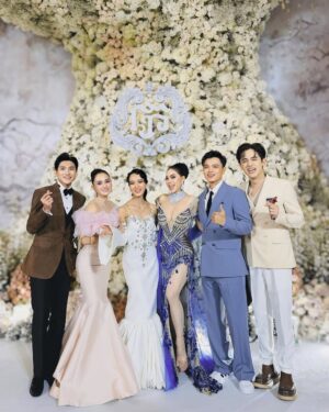 Sokun Nisa Instagram - ផុសក្រោយគេបន្តិចហេីយព្រោះទេីបបានរូប​ ជូនពរប្អូនស្រី​ @sopheakkosoma នឹងស្វាមីមានសុភមង្គល​ ត្រជាក់ត្រជុំ​ រីករាយ​ រីកចម្រេីនតទៅមុខរហូតចាស់ព្រឹទ្ធចាស់ព្រេង​ 🎉🎉🎉🎉💖💖💖💖😍😍😍