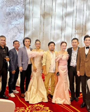 Sokun Nisa Instagram - ផុសក្រោយគេបន្តិចហេីយព្រោះទេីបបានរូប​ ជូនពរប្អូនស្រី​ @sopheakkosoma នឹងស្វាមីមានសុភមង្គល​ ត្រជាក់ត្រជុំ​ រីករាយ​ រីកចម្រេីនតទៅមុខរហូតចាស់ព្រឹទ្ធចាស់ព្រេង​ 🎉🎉🎉🎉💖💖💖💖😍😍😍