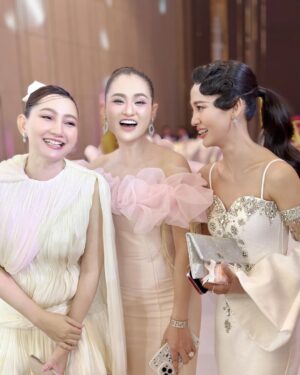 Sokun Nisa Instagram - ផុសក្រោយគេបន្តិចហេីយព្រោះទេីបបានរូប​ ជូនពរប្អូនស្រី​ @sopheakkosoma នឹងស្វាមីមានសុភមង្គល​ ត្រជាក់ត្រជុំ​ រីករាយ​ រីកចម្រេីនតទៅមុខរហូតចាស់ព្រឹទ្ធចាស់ព្រេង​ 🎉🎉🎉🎉💖💖💖💖😍😍😍