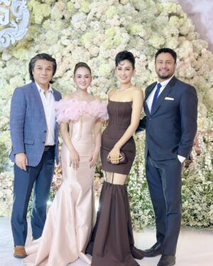Sokun Nisa Instagram - ផុសក្រោយគេបន្តិចហេីយព្រោះទេីបបានរូប​ ជូនពរប្អូនស្រី​ @sopheakkosoma នឹងស្វាមីមានសុភមង្គល​ ត្រជាក់ត្រជុំ​ រីករាយ​ រីកចម្រេីនតទៅមុខរហូតចាស់ព្រឹទ្ធចាស់ព្រេង​ 🎉🎉🎉🎉💖💖💖💖😍😍😍