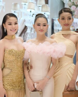 Sokun Nisa Instagram - ផុសក្រោយគេបន្តិចហេីយព្រោះទេីបបានរូប​ ជូនពរប្អូនស្រី​ @sopheakkosoma នឹងស្វាមីមានសុភមង្គល​ ត្រជាក់ត្រជុំ​ រីករាយ​ រីកចម្រេីនតទៅមុខរហូតចាស់ព្រឹទ្ធចាស់ព្រេង​ 🎉🎉🎉🎉💖💖💖💖😍😍😍