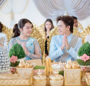 Sokun Nisa Instagram - អបអរសាទរ​ប្អូនទាំងពីរ​ ជូនពរប្អូនទៃងពីរមានសុភមង្គល​ ចម្រុងចម្រេីន​ សុខសប្បាយរហូតតទៅ​ 🎉🎉🎉😍😍😍💙💙💖💖