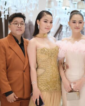 Sokun Nisa Instagram - ផុសក្រោយគេបន្តិចហេីយព្រោះទេីបបានរូប​ ជូនពរប្អូនស្រី​ @sopheakkosoma នឹងស្វាមីមានសុភមង្គល​ ត្រជាក់ត្រជុំ​ រីករាយ​ រីកចម្រេីនតទៅមុខរហូតចាស់ព្រឹទ្ធចាស់ព្រេង​ 🎉🎉🎉🎉💖💖💖💖😍😍😍