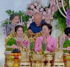 Sokun Nisa Instagram - អបអរសាទរ​ប្អូនទាំងពីរ​ ជូនពរប្អូនទៃងពីរមានសុភមង្គល​ ចម្រុងចម្រេីន​ សុខសប្បាយរហូតតទៅ​ 🎉🎉🎉😍😍😍💙💙💖💖