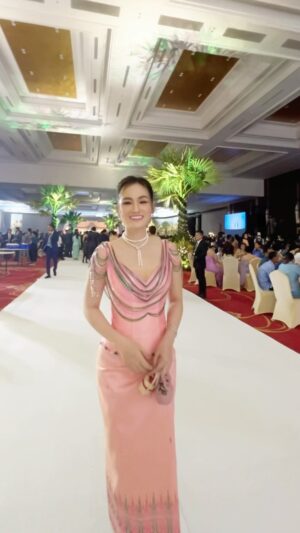 Sokun Nisa Instagram - ចូលរួមក្នុងកម្មវិធីអាពាហ៍ពិពាហ៍របស់ ឯកឧត្តម សុខ សប្បាយណា និង ភរិយា
សូមគោរពជូនពរបងទាំងពីរមានសុភមង្គលពេញមួយជីវិត🙏😍