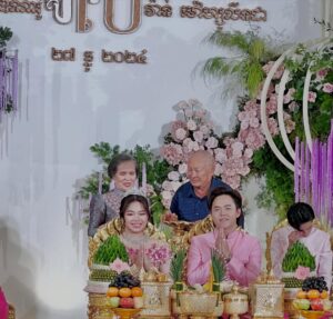 Sokun Nisa Instagram - អបអរសាទរ​ប្អូនទាំងពីរ​ ជូនពរប្អូនទៃងពីរមានសុភមង្គល​ ចម្រុងចម្រេីន​ សុខសប្បាយរហូតតទៅ​ 🎉🎉🎉😍😍😍💙💙💖💖