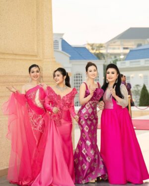 Sokun Nisa Instagram - ដាក់មួយAlbum តែម្តងទៅ​ កូលាបស្រស់ឆេីតឆាយ💖​ 
AlexEntertainment Agency 
Dress by Sothea Ny Tailors 💕
Make up by #Semakeup_Artis 💄