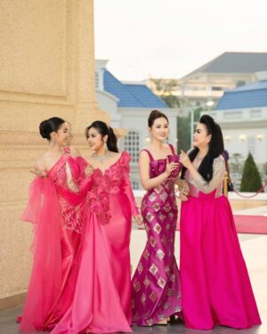 Sokun Nisa Instagram - ដាក់មួយAlbum តែម្តងទៅ​ កូលាបស្រស់ឆេីតឆាយ💖​ 
AlexEntertainment Agency 
Dress by Sothea Ny Tailors 💕
Make up by #Semakeup_Artis 💄